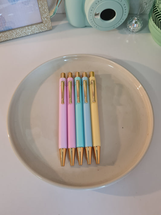 Stylos pastel avec clip de couleur dorée