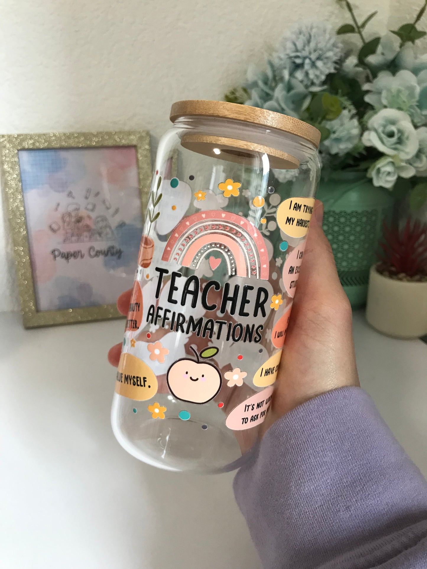 Regenbogen-Tasse mit täglichen Affirmationen für Lehrer